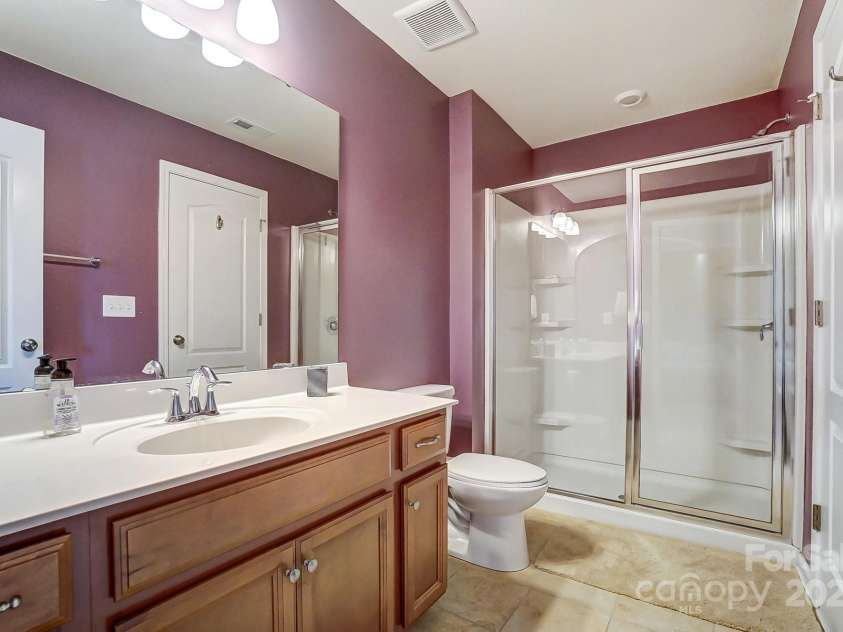 10321 Solar Way, Charlotte, NC 28278.  MLS# CAR4234533, YatesRealty ID 7133. Full hall bathroom on 3rd story (shared with loft and bedroom)