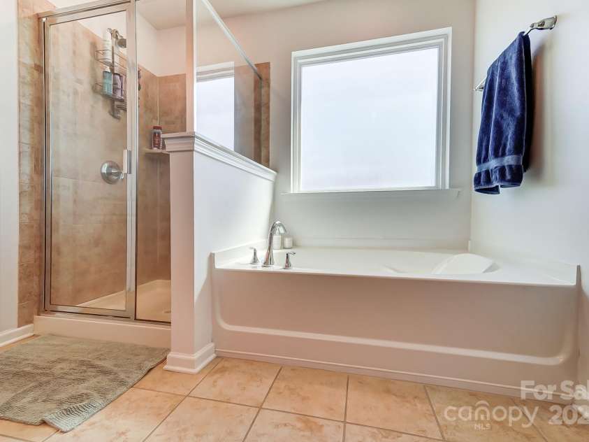10321 Solar Way, Charlotte, NC 28278.  MLS# CAR4234533, YatesRealty ID 7133. Primary bathroom