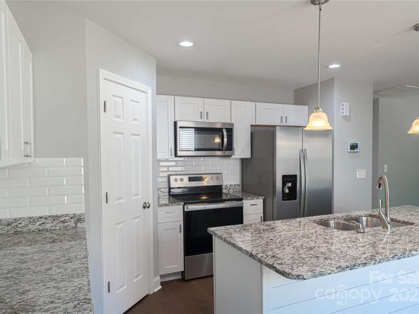 402 Digh Street, Gastonia, NC 28052.  MLS# CAR4248290, YatesRealty ID 7138. Kitchen