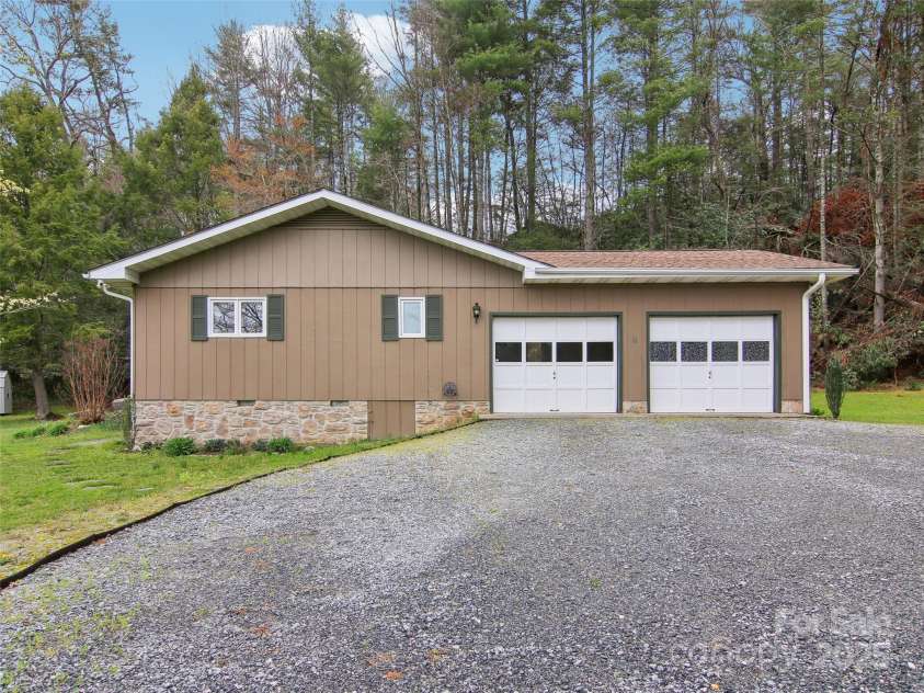 11 Floral Drive, Pisgah Forest, NC 28768.  MLS# CAR4237580, YatesRealty ID 7139. 
