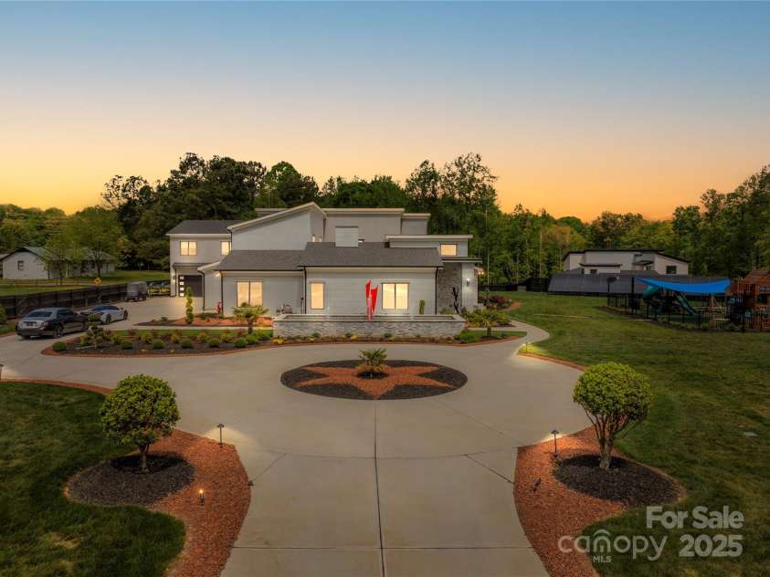 15700 Youngblood Road, Charlotte, NC 28278.  MLS# CAR4220486, YatesRealty ID 7141. 