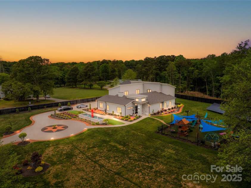 15700 Youngblood Road, Charlotte, NC 28278.  MLS# CAR4220486, YatesRealty ID 7141. 