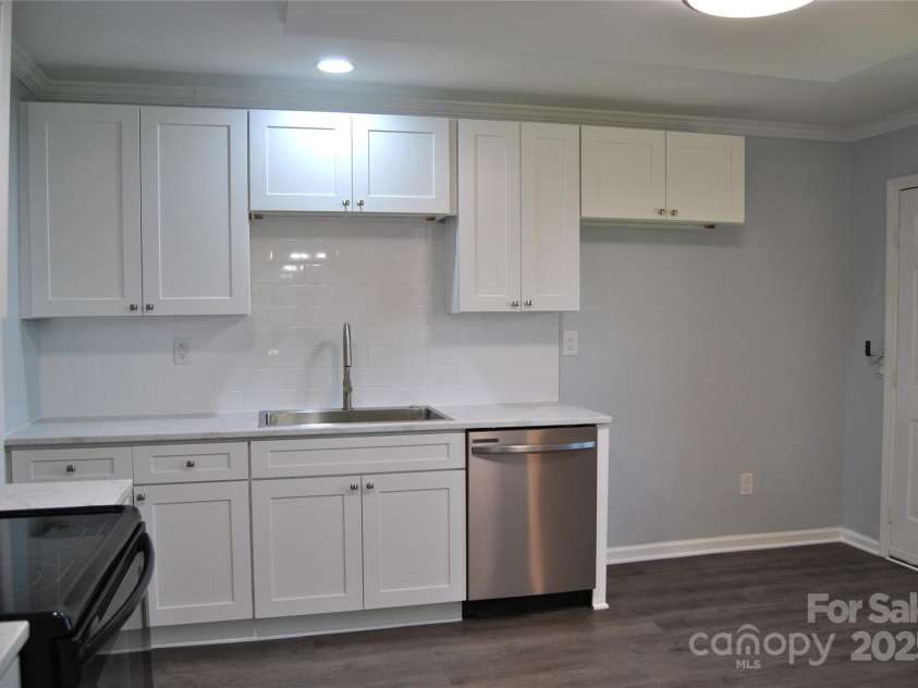 500 Doffin Lane, Gastonia, NC 28052.  MLS# CAR4179862, YatesRealty ID 7143. Kitchen