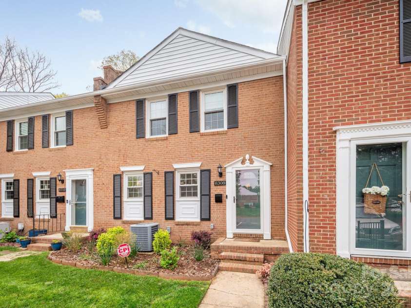 8308 Knights Bridge Road, Charlotte, NC 28210.  MLS# CAR4242605, YatesRealty ID 7144. 
