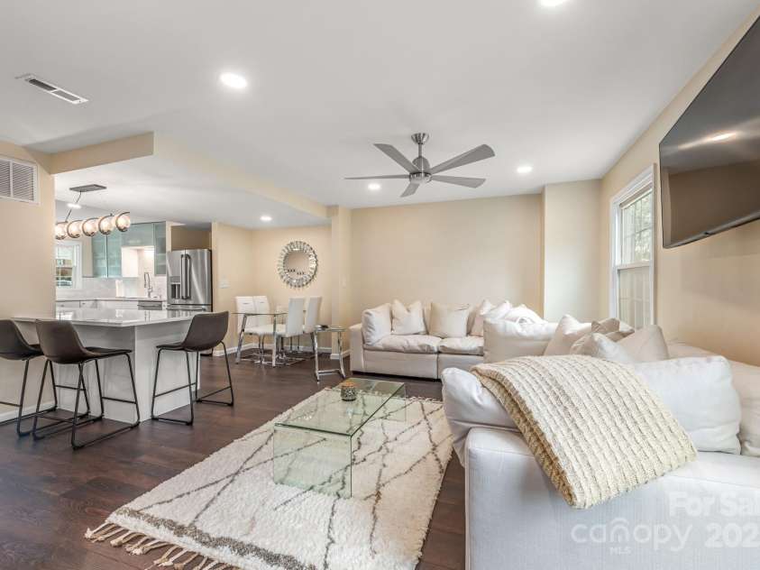 8308 Knights Bridge Road, Charlotte, NC 28210.  MLS# CAR4242605, YatesRealty ID 7144. 
