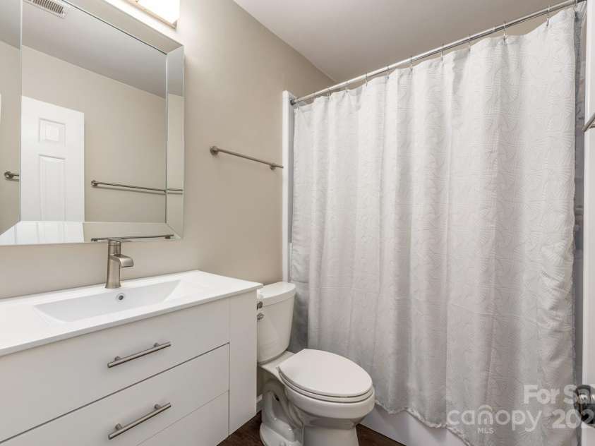 8308 Knights Bridge Road, Charlotte, NC 28210.  MLS# CAR4242605, YatesRealty ID 7144. 
