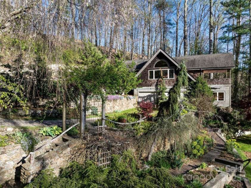 633 Upper Herron Cove Road, Asheville, NC 28804.  MLS# CAR4248389, YatesRealty ID 7146. 