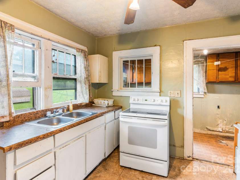 96 French Broad Avenue, Asheville, NC 28801.  MLS# CAR4205683, YatesRealty ID 715. Kitchen