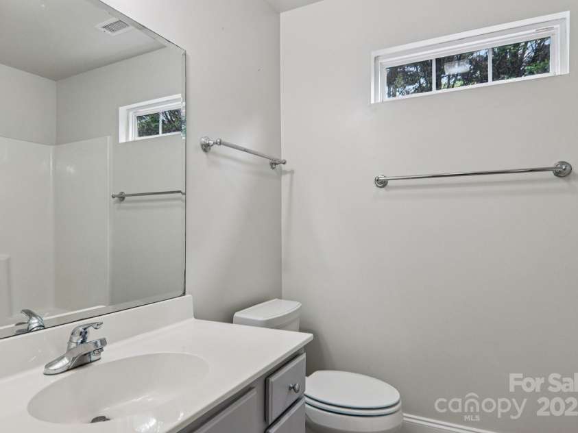 10 Grove End Road, Fletcher, NC 28732.  MLS# CAR4285704, YatesRealty ID 7150. Hall bathroom with tub/shower