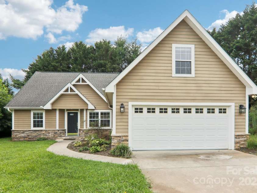 10 Grove End Road, Fletcher, NC 28732.  MLS# CAR4285704, YatesRealty ID 7150. Welcome to 10 Grove End!