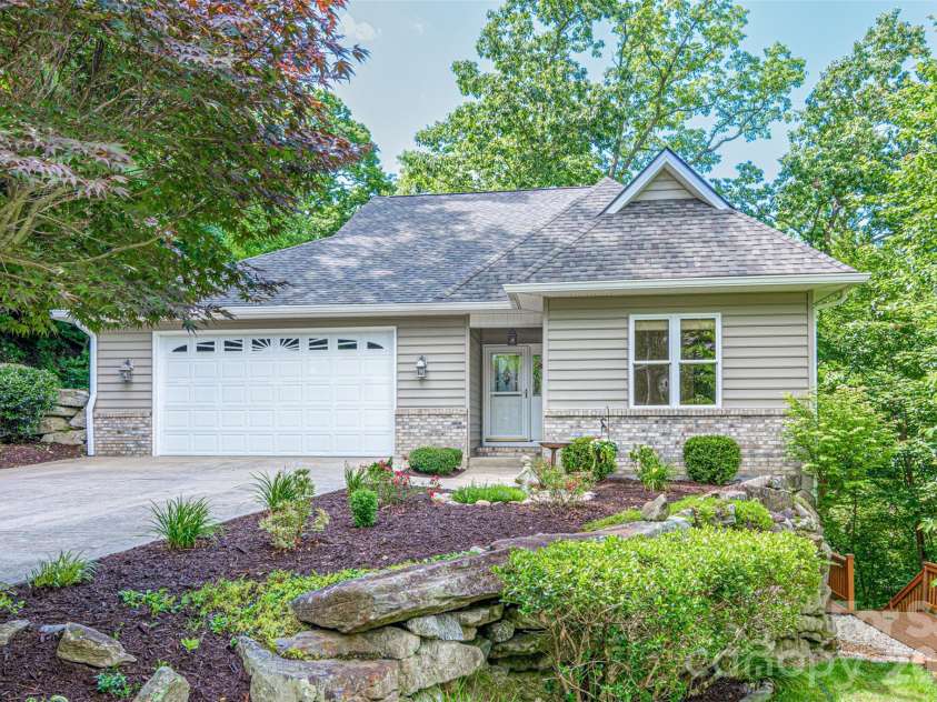 299 Carriage Summitt Way, Hendersonville, NC 28791.  MLS# CAR4400297, YatesRealty ID 7150. 
