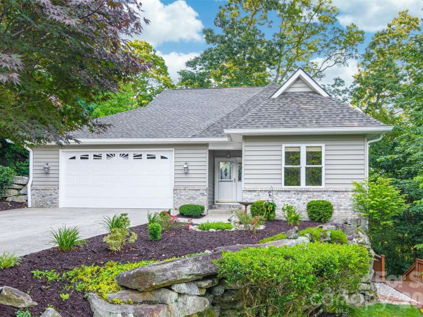 299 Carriage Summitt Way, Hendersonville, NC 28791.  MLS# CAR4400297, YatesRealty ID 7150. 
