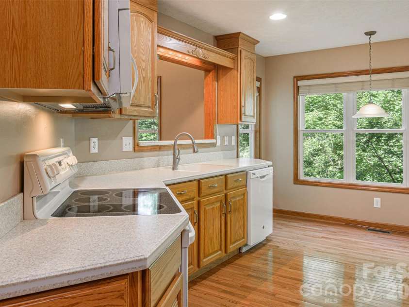 299 Carriage Summitt Way, Hendersonville, NC 28791.  MLS# CAR4400297, YatesRealty ID 7150. Kitchen
