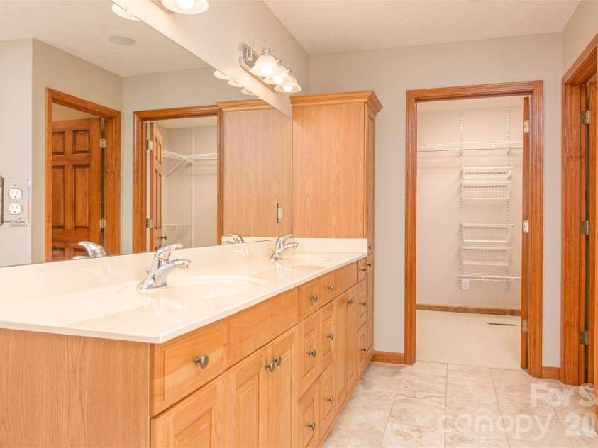 299 Carriage Summitt Way, Hendersonville, NC 28791.  MLS# CAR4400297, YatesRealty ID 7150. Primary Bath
