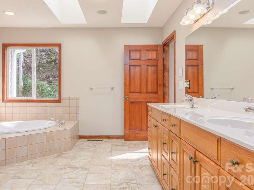 299 Carriage Summitt Way, Hendersonville, NC 28791.  MLS# CAR4400297, YatesRealty ID 7150. Primary Bath