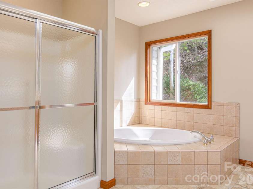 299 Carriage Summitt Way, Hendersonville, NC 28791.  MLS# CAR4400297, YatesRealty ID 7150. Primary Bath