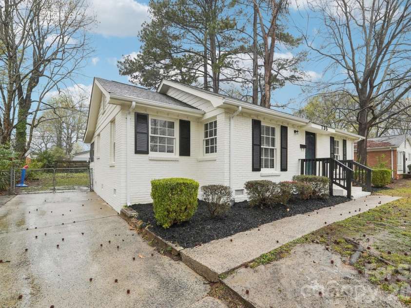 735 Pondella Drive, Charlotte, NC 28213.  MLS# CAR4352354, YatesRealty ID 7151. 