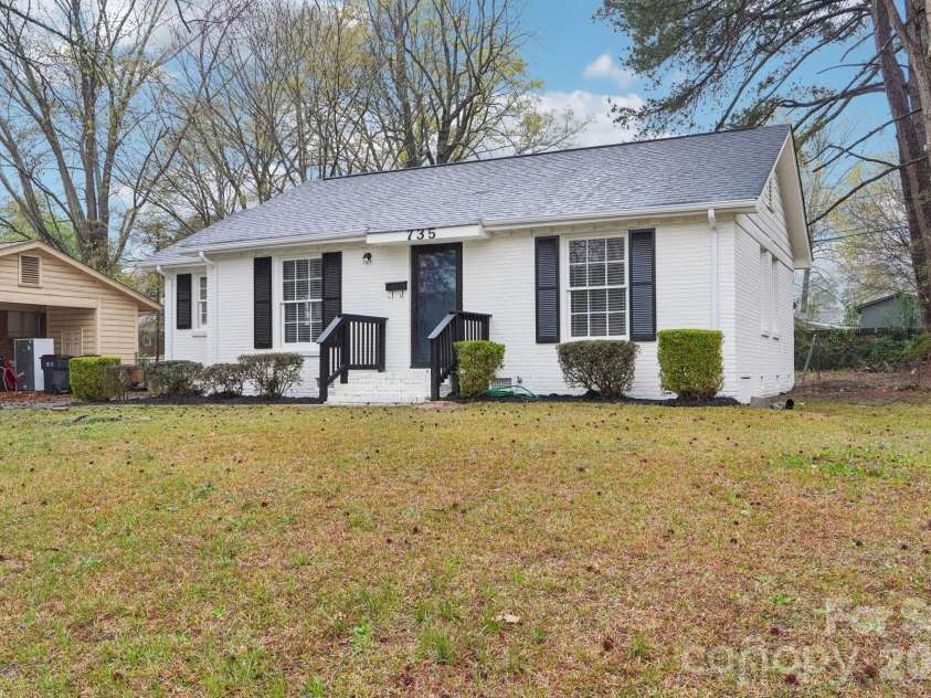 735 Pondella Drive, Charlotte, NC 28213.  MLS# CAR4352354, YatesRealty ID 7151. 