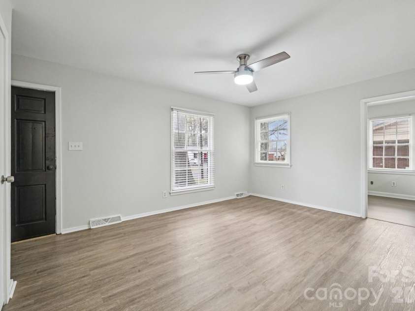 735 Pondella Drive, Charlotte, NC 28213.  MLS# CAR4352354, YatesRealty ID 7151. 