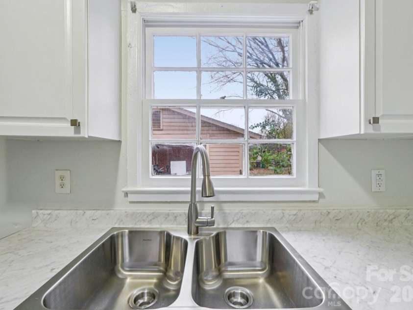 735 Pondella Drive, Charlotte, NC 28213.  MLS# CAR4352354, YatesRealty ID 7151. 