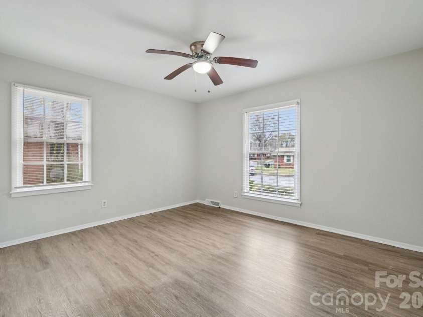 735 Pondella Drive, Charlotte, NC 28213.  MLS# CAR4352354, YatesRealty ID 7151. 