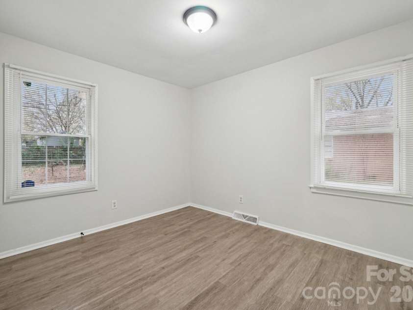 735 Pondella Drive, Charlotte, NC 28213.  MLS# CAR4352354, YatesRealty ID 7151. 