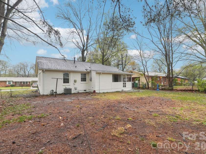 735 Pondella Drive, Charlotte, NC 28213.  MLS# CAR4352354, YatesRealty ID 7151. 