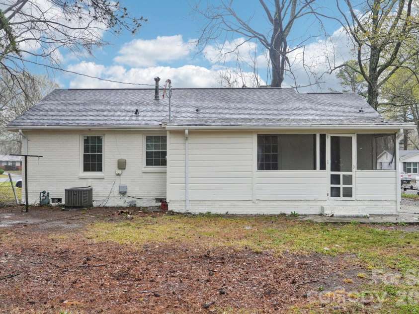 735 Pondella Drive, Charlotte, NC 28213.  MLS# CAR4352354, YatesRealty ID 7151. 