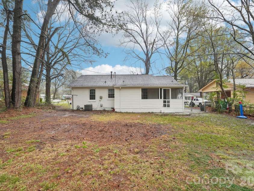 735 Pondella Drive, Charlotte, NC 28213.  MLS# CAR4352354, YatesRealty ID 7151. 