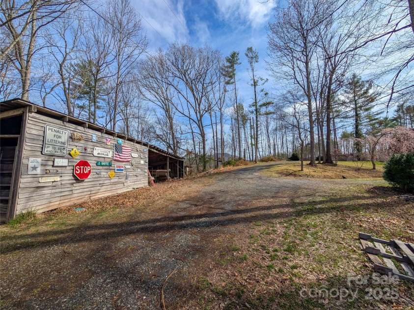 307 McMahon Lane, Bakersville, NC 28705.  MLS# CAR4241314, YatesRealty ID 7153. 