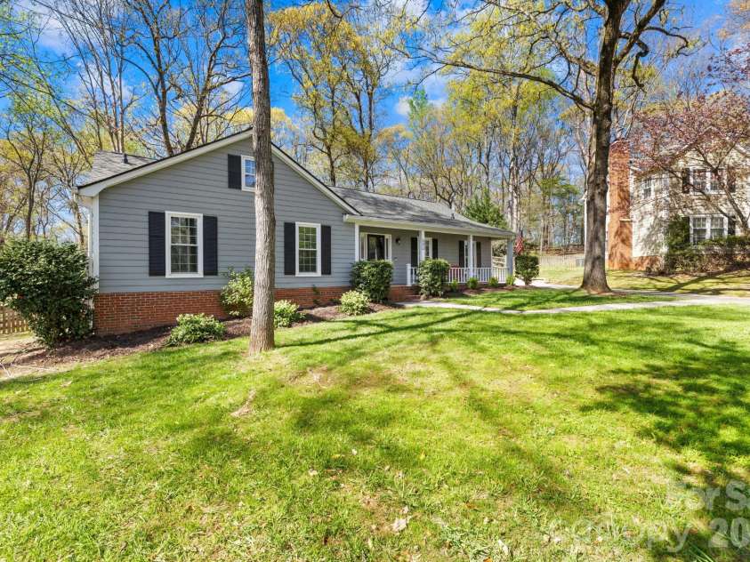 401 Leighton Court, Matthews, NC 28105.  MLS# CAR4361804, YatesRealty ID 7154. 