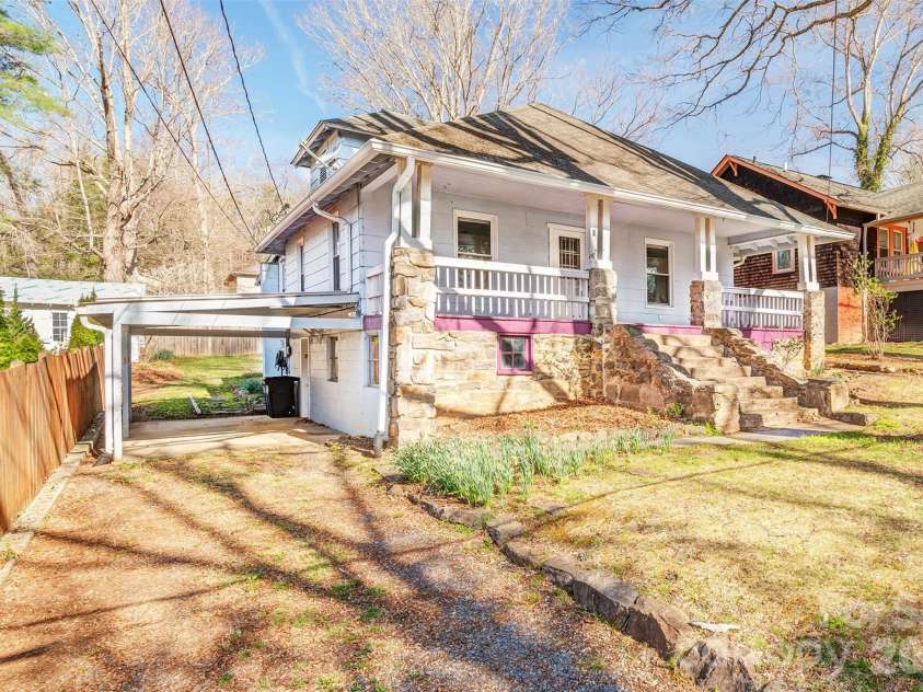 6 Alexander Street, Black Mountain, NC 28711.  MLS# CAR4362098, YatesRealty ID 7155. 