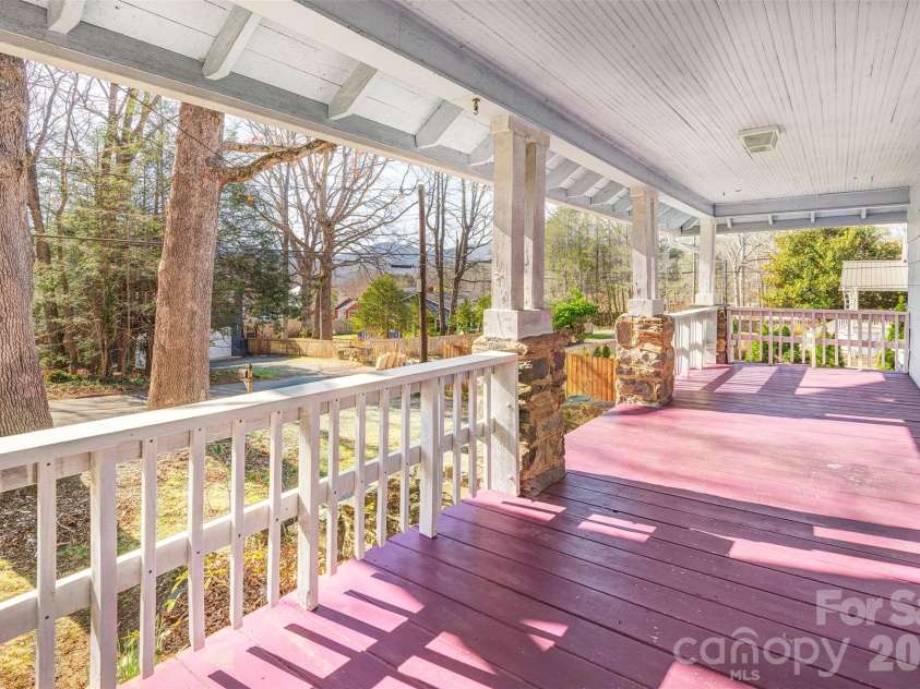 6 Alexander Street, Black Mountain, NC 28711.  MLS# CAR4362098, YatesRealty ID 7155. 