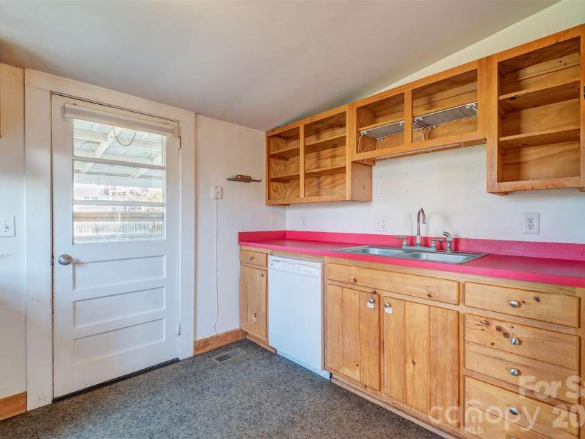6 Alexander Street, Black Mountain, NC 28711.  MLS# CAR4362098, YatesRealty ID 7155. 