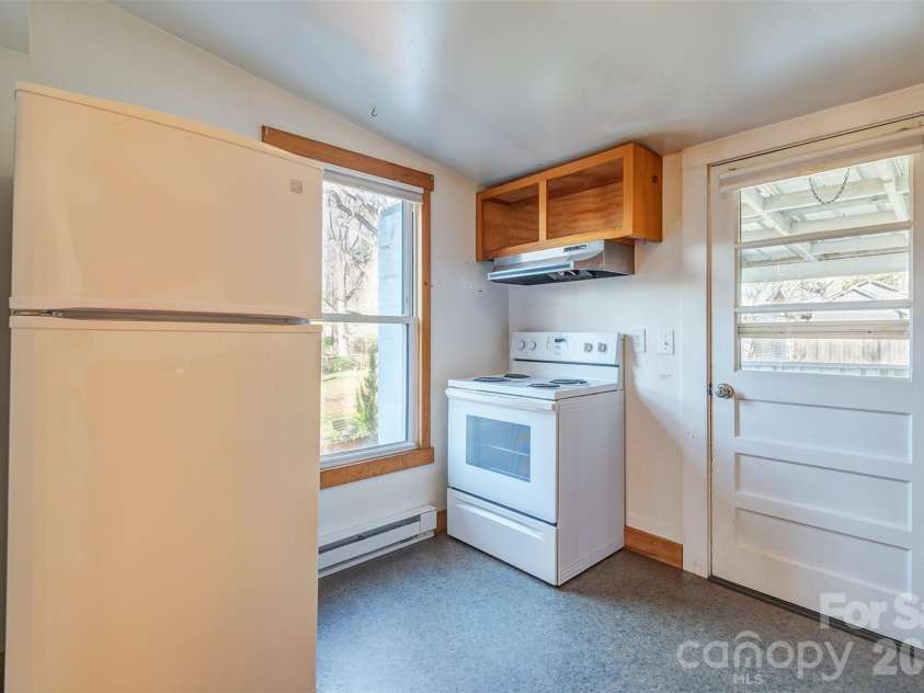 6 Alexander Street, Black Mountain, NC 28711.  MLS# CAR4362098, YatesRealty ID 7155. 