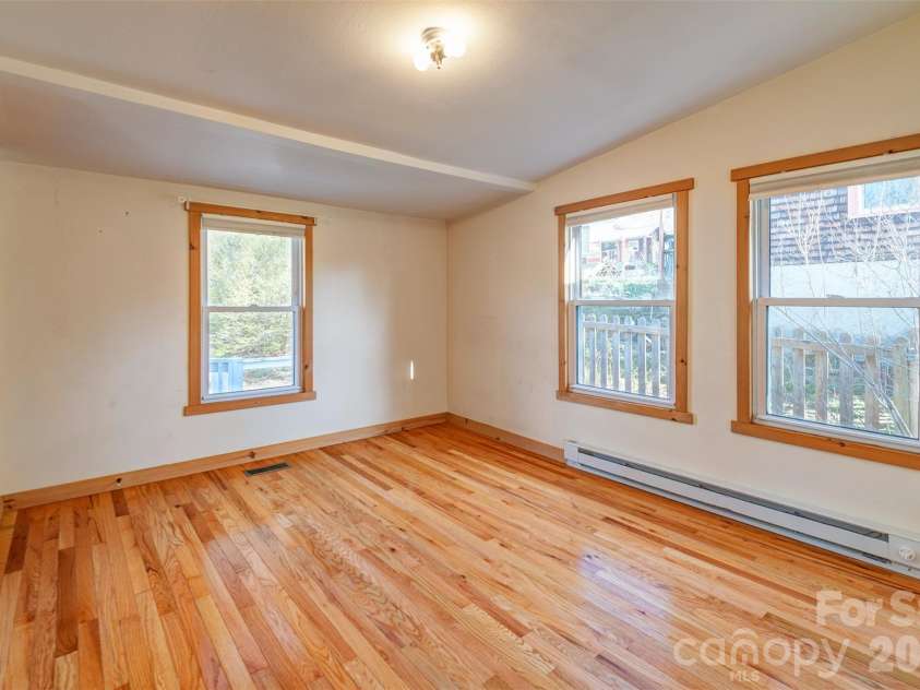 6 Alexander Street, Black Mountain, NC 28711.  MLS# CAR4362098, YatesRealty ID 7155. 