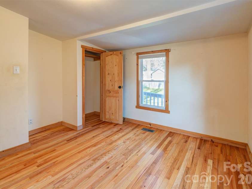 6 Alexander Street, Black Mountain, NC 28711.  MLS# CAR4362098, YatesRealty ID 7155. 