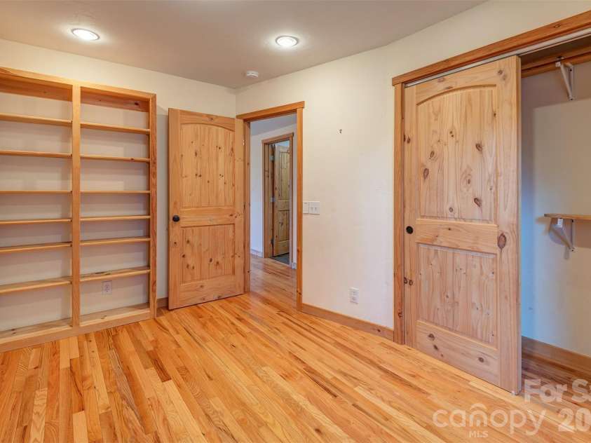 6 Alexander Street, Black Mountain, NC 28711.  MLS# CAR4362098, YatesRealty ID 7155. 