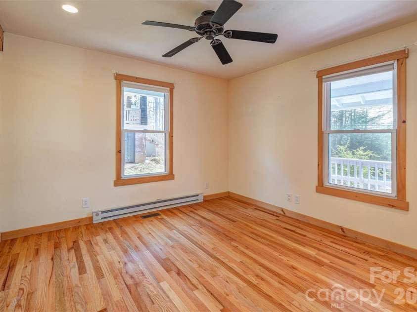 6 Alexander Street, Black Mountain, NC 28711.  MLS# CAR4362098, YatesRealty ID 7155. 