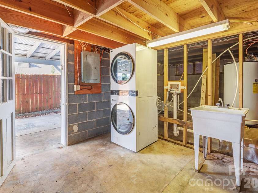 6 Alexander Street, Black Mountain, NC 28711.  MLS# CAR4362098, YatesRealty ID 7155. 