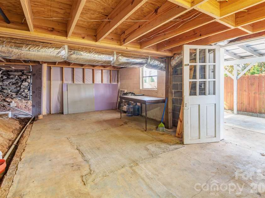 6 Alexander Street, Black Mountain, NC 28711.  MLS# CAR4362098, YatesRealty ID 7155. 