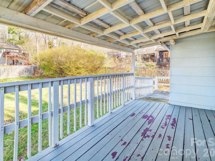 6 Alexander Street, Black Mountain, NC 28711.  MLS# CAR4362098, YatesRealty ID 7155. 