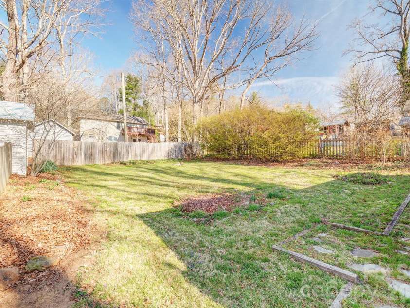 6 Alexander Street, Black Mountain, NC 28711.  MLS# CAR4362098, YatesRealty ID 7155. 