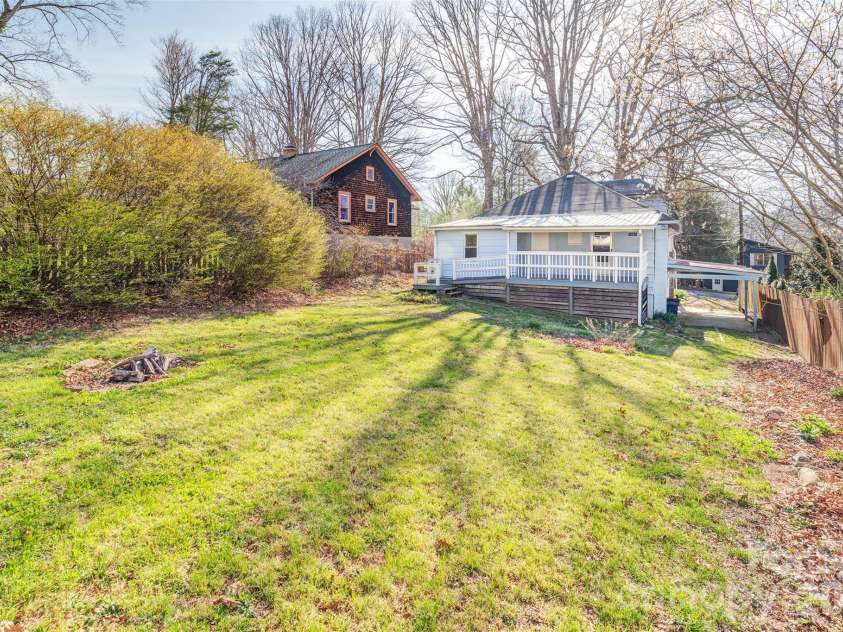 6 Alexander Street, Black Mountain, NC 28711.  MLS# CAR4362098, YatesRealty ID 7155. 