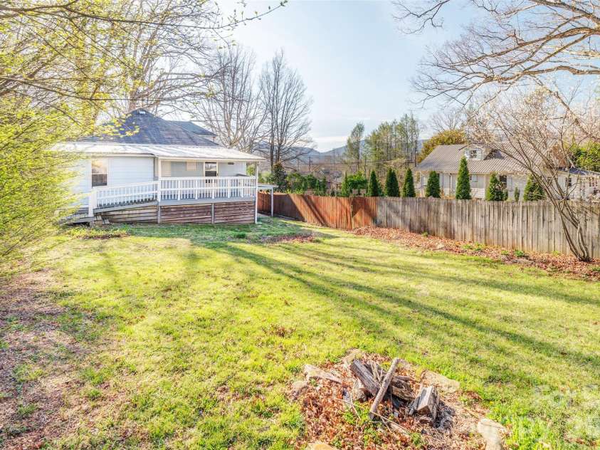 6 Alexander Street, Black Mountain, NC 28711.  MLS# CAR4362098, YatesRealty ID 7155. 