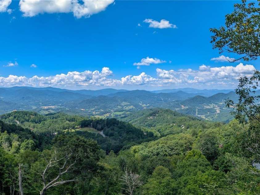 30 Club Villa Court, Burnsville, NC 28714.  MLS# CAR4278164, YatesRealty ID 716. 