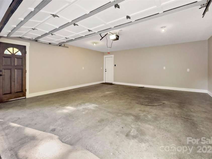 8 Tree Top Place, Black Mountain, NC 28711.  MLS# CAR4193609, YatesRealty ID 7161. 2-car garage