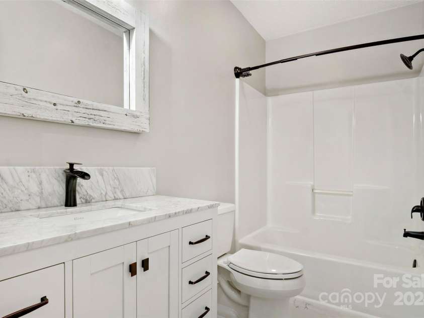 8 Tree Top Place, Black Mountain, NC 28711.  MLS# CAR4193609, YatesRealty ID 7161. 2nd floor hallway full bath