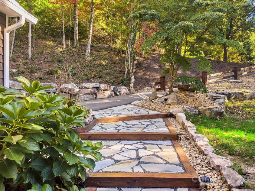 8 Tree Top Place, Black Mountain, NC 28711.  MLS# CAR4193609, YatesRealty ID 7161. 