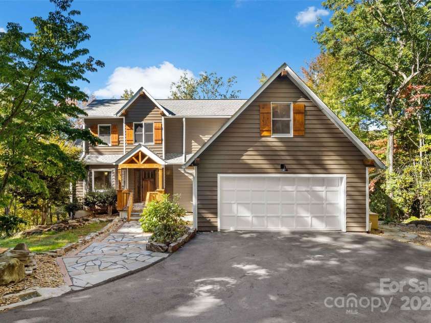 8 Tree Top Place, Black Mountain, NC 28711.  MLS# CAR4193609, YatesRealty ID 7161. 8 Tree Top Place